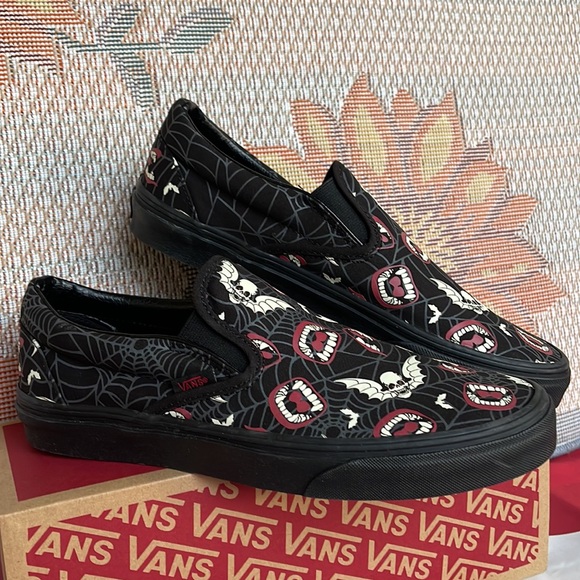 Vans Classic Slip-0n
(Glow Frights) Black/Black
VN000XG88MG WMNS sneakers - Picture 6 of 16